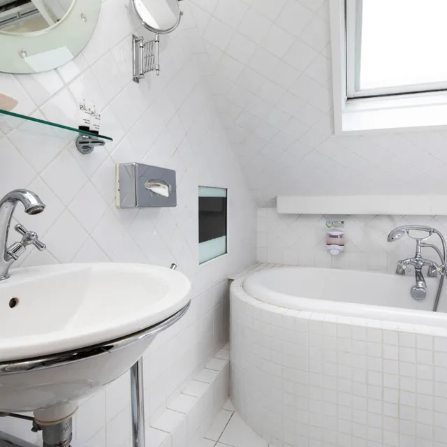 Room, Double Bed, Small, Elysees Hotel 4/4