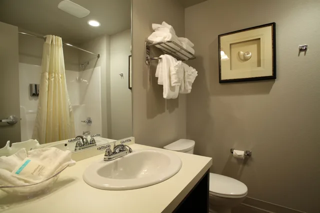 غرفة قياسية بسريرين كوين بإطلالة على النهر، River Inn at Seaside 5/6