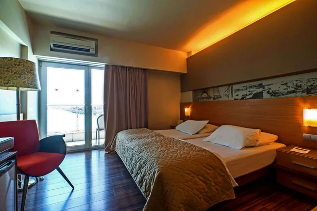 Superior, Double Bed, Street View، Capsis Astoria 4/10