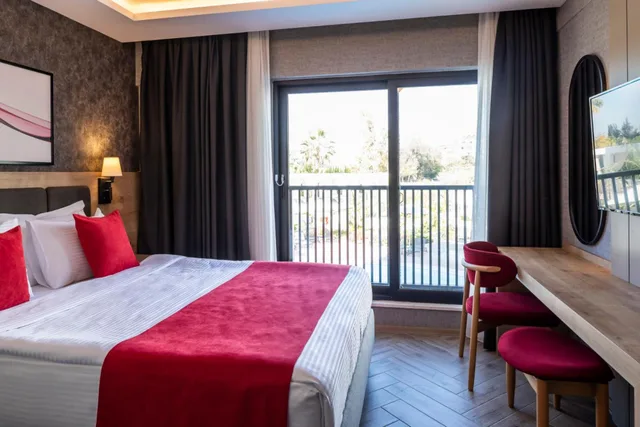 Standard, French Bed, Pool Side, Balcony، Ramada by Wyndham Dalaman 6/10