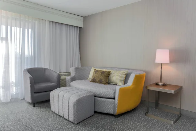 جناح بسرير كينج بشرفة بغرفة نوم واحدة مع أريكة، Courtyard by Marriott Roseville Galleria Mall/Creekside Ridge Drive 3/5