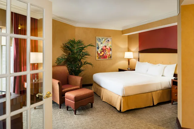 جناح بريميوم بسرير كينج بغرفة نوم واحدة بمنطقة جلوس، Hilton Charlotte Uptown (ex Hilton Charlotte Center City) 2/2