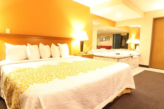 جناح استوديو بسرير كينج بحوض جاكوزي، Days Inn By Wyndham Black River Falls 2/6