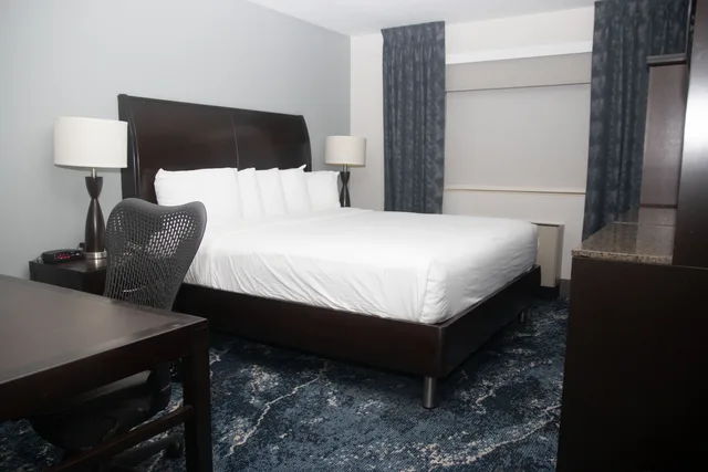 غرفة فاخرة بسرير كينج للمدخنين، Isle Casino Hotel Lula - A Caesars Rewards Destination 1/1
