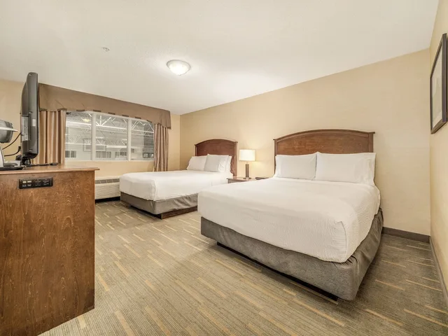 جناح بسريرين كوين بإطلالة على المسبح بغرفة نوم واحدة، HOLIDAY INN LETHBRIDGE 2/10