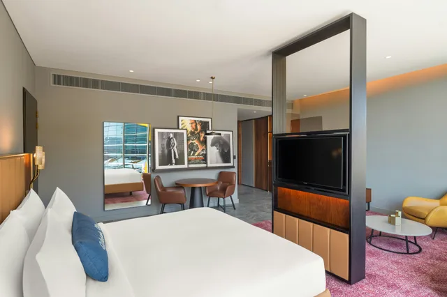جناح بسرير كينج، The WB Abu Dhabi, Curio Collection by Hilton 1/6