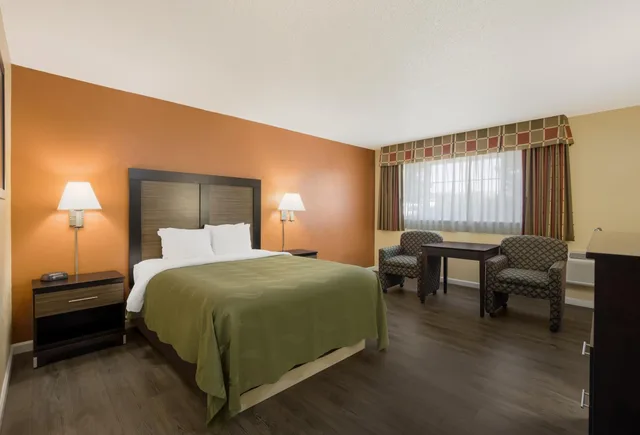 جناح بغرفة نوم واحدة مع أريكة، Quality Inn and Suites Medford Airport 3/6