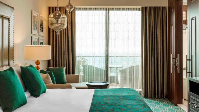 غرفة ديلوكس بسرير كينج بإطلالة على البحر بشرفة، Ajman Saray, a Luxury Collection Resort, Ajman 7/10