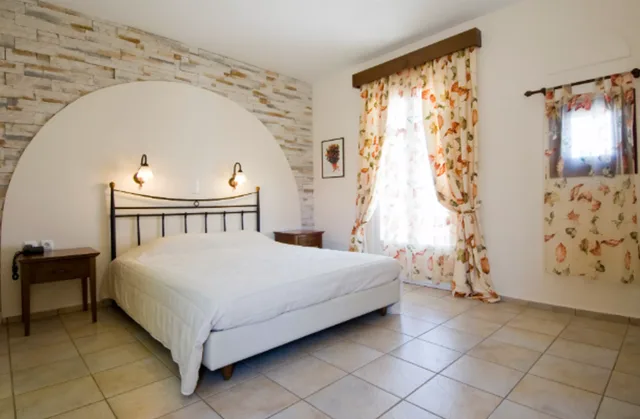 جناح جونيور، Naxos Palace 2/2