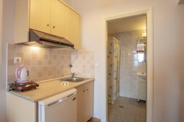 استوديو ثلاثي، Agoulos Inn 4/4