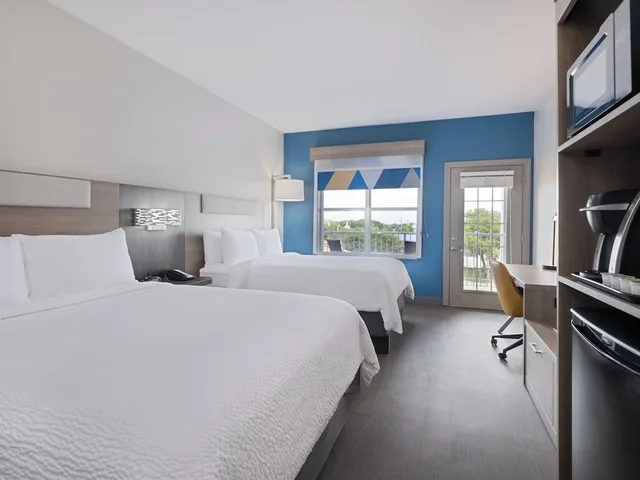 غرفة قياسية بسريرين كوين بشرفة، Holiday Inn Express Hotel And Suites Lakeland North I 4 2/6