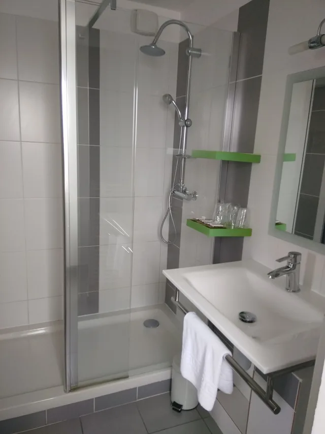 جناح عائلي بسرير كوين مع سرير سحّاب إضافي، Hotel Savary 3/4