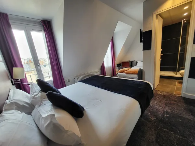 غرفة عائلية رباعية بسرير مزدوج وسريرين منفصلين، Accueil Hotel Paris Pigalle Montmartre 4/10