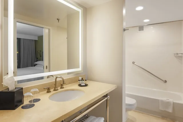 جناح بسرير كينج بشرفة مع أريكة، Sheraton Suites Market Center 4/4
