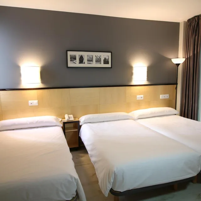 Room, Triple, Entrearcos 4/10