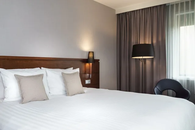 غرفة سوبيريور بسرير كينج، Courtyard By Marriott Amsterdam Airport 3/6