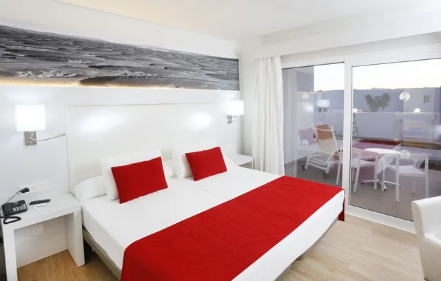 جناح جونيور بسرير كينج بشرفة مع أريكة، Aequora Lanzarote Suites 2/10