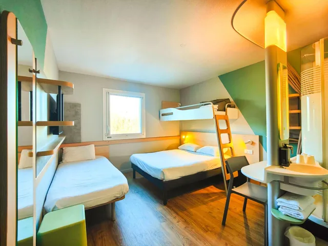 غرفة عائلية بسرير مزدوج وسريرين منفصلين، Ibis Budget Rodez 1/1