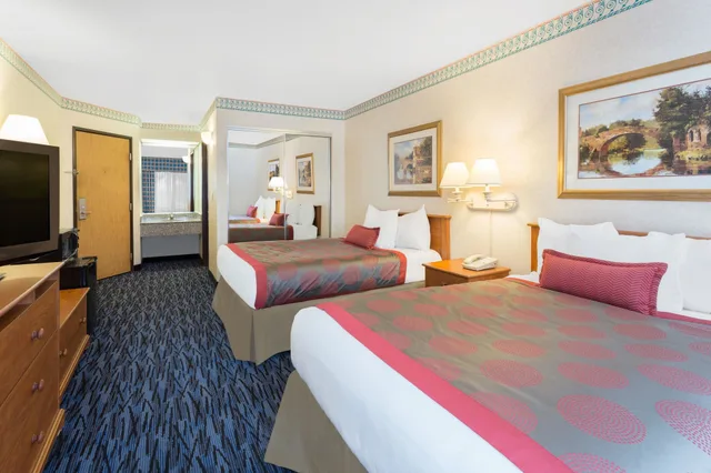 غرفة بسريرين مزدوجين، Ramada By Wyndham Kent Seattle Area 6/8