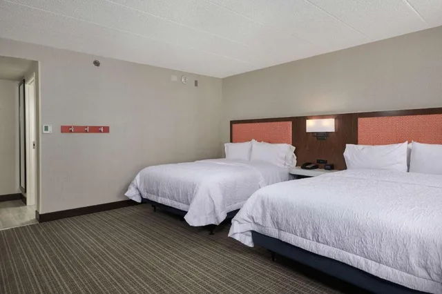 جناح استوديو بسريرين كوين بحوض استحمام لذوي الإعاقة، Hampton Inn Fairfax City 1/2