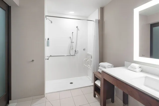 Room, King Bed, Accessible, Courtyard by Marriott Seattle SeaTac Airport 5/6