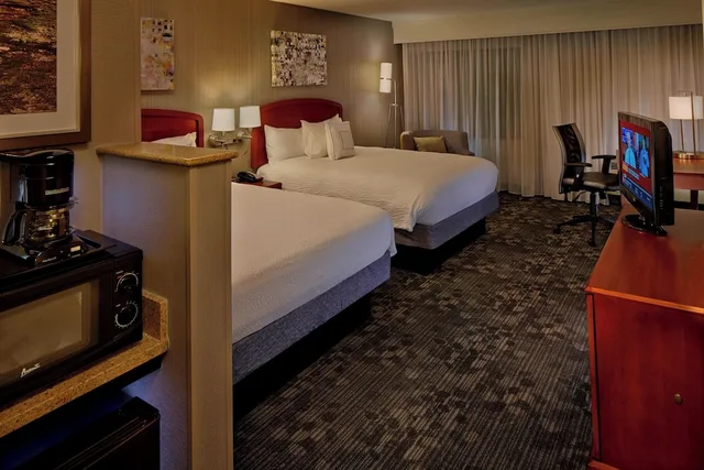 Room, Multiple Beds, Courtyard Providence Warwick 1/4