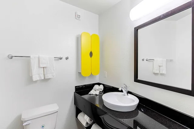 غرفة ديلوكس بسرير كينج بمطبخ صغير لذوي الإعاقة، Studio6 Austin, TX - Airport 4/7