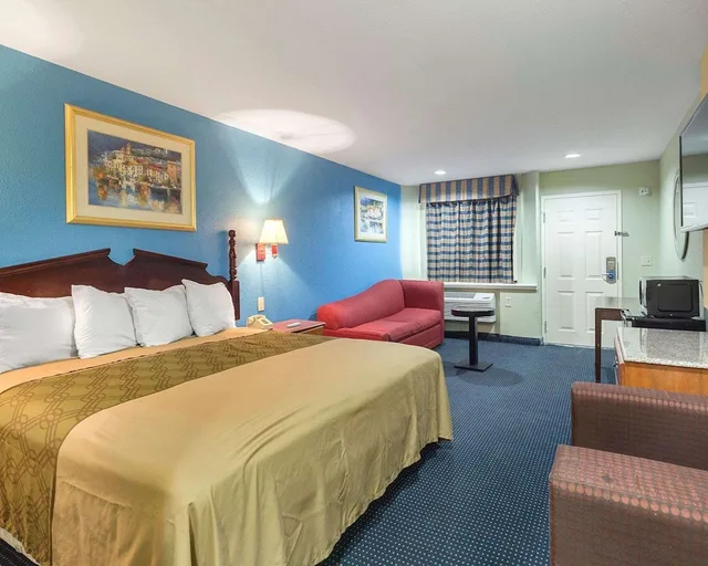 غرفة بسرير كينج لذوي الإعاقة، Rodeway Inn South Houston, TX 1/1
