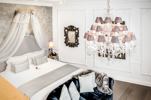 جناح شهر العسل، Hotel de Castillion 2/4