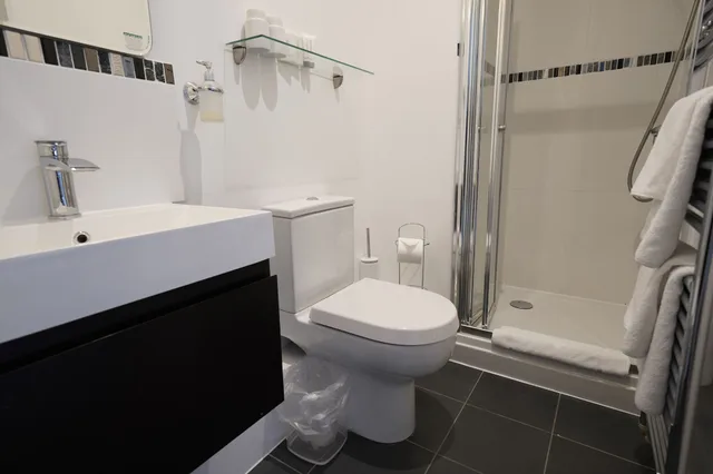 غرفة بسرير مزدوج بإطلالة على الحديقة بمطبخ صغير، Oxford Guest House 3/5