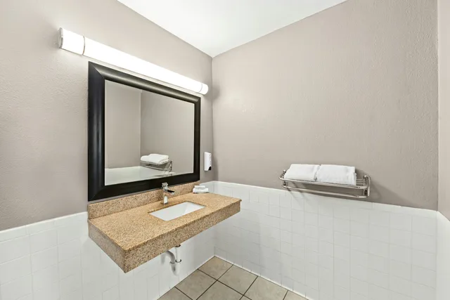 غرفة سوبيريور بسرير كينج بحوض جاكوزي للمدخنين، RED ROOF INN MUSCLE SHOALS 5/6