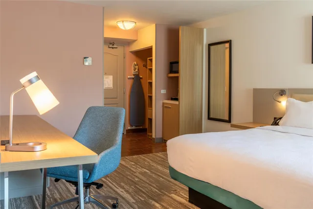 غرفة ديلوكس بسرير كينج مع أريكة، Hilton Garden Inn Portland Airport, ME 4/8