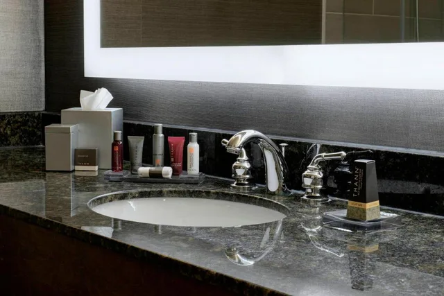 غرفة بسريرين مزدوجين مع دخول الصالة، Marriott East Lansing At University Place 3/4