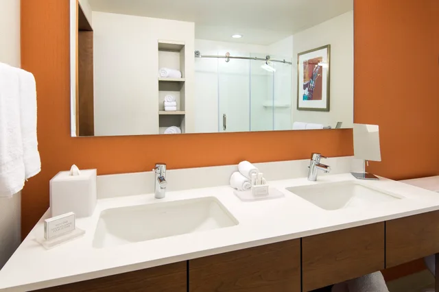 Room, 2 Queen Beds, Courtyard Los Angeles L A Live 3/4