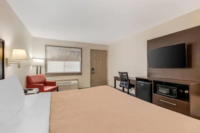 غرفة بسرير كينج، Quality Inn & Suites Near Six Flags and Medical Center 7/10