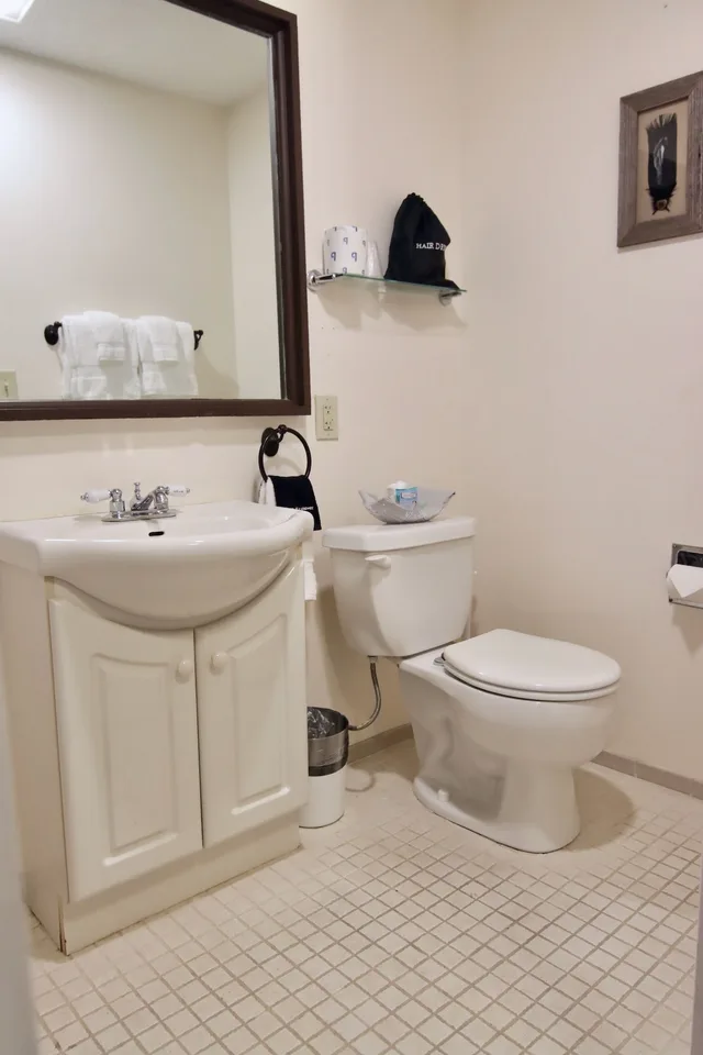 استوديو بسرير كوين، The Hotel Frankfort 3/3