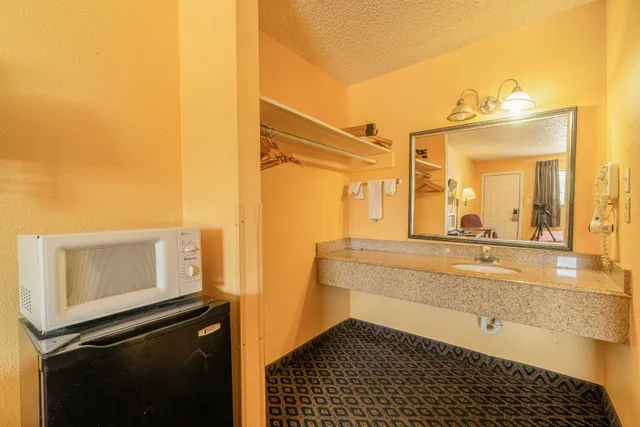 غرفة بسرير كينج لغير المدخنين، OYO Budget Inn Falfurrias Hwy 281 9/9