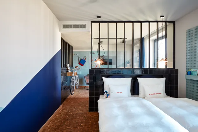 غرفة قياسية بسرير كوين، 25Hours Hotel Das Tour 1/4