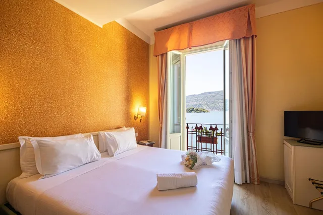 غرفة ديلوكس بسريرين منفصلين بإطلالة على البحيرة، Hotel Pallanza 4/7
