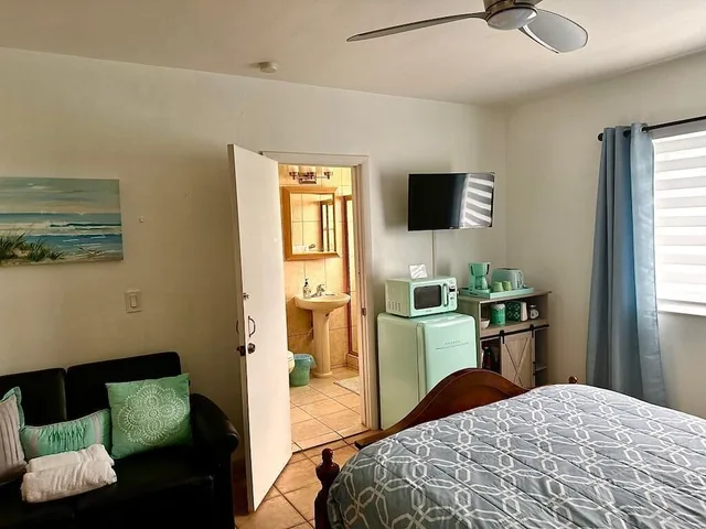 Room, Queen Bed, Sofa, Blue House [Vr] 1/10
