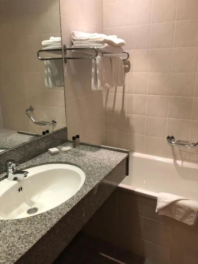 غرفة عائلية بسرير كوين وسريرين منفصلين، Maldron Hotel Limerick 3/4