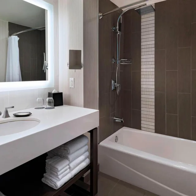 غرفة كبيرة بسريرين كوين بحوض استحمام لذوي الإعاقة، The Westin Austin Downtown 8/10