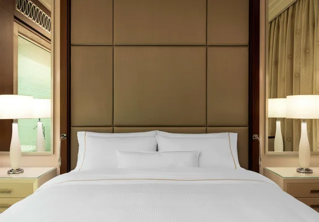غرفة ديلوكس بسرير مزدوج بإطلالة، Hilton Dubai Al Habtoor City 2/4