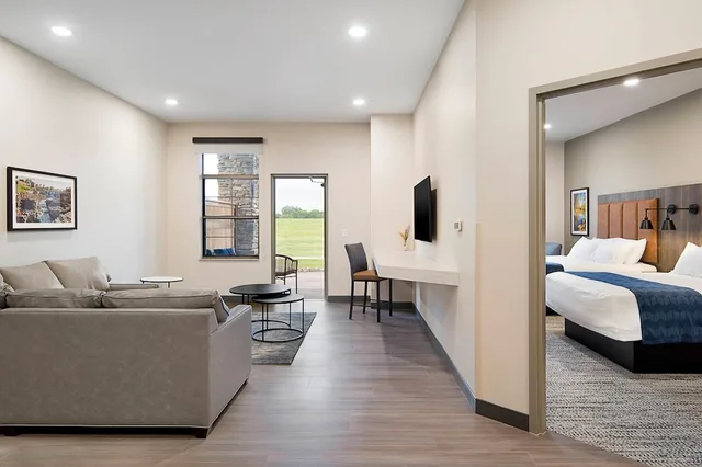 Courtyard, Suite, 2 Queen Beds، Clubhouse Hotel Suites Sioux Falls 2/3