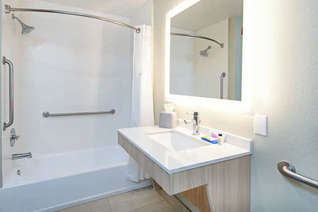 جناح بسريرين كوين، Holiday Inn Express Watsonville 2/3