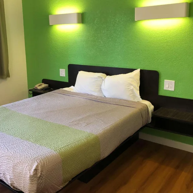 غرفة بسرير كوين، Motel6 Barstow, CA 6/10