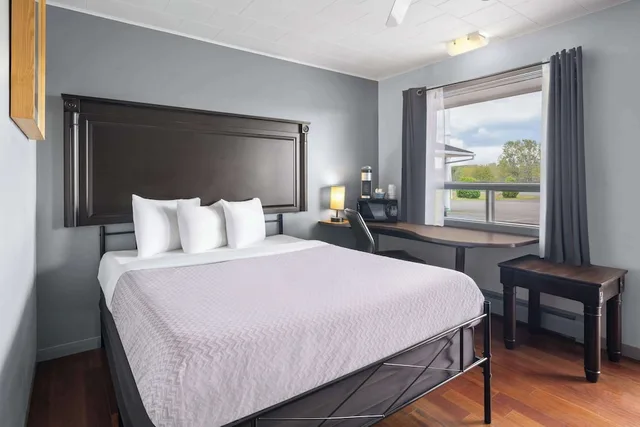 غرفة بسرير كوين، Travelodge by Wyndham Grand Falls 1/3