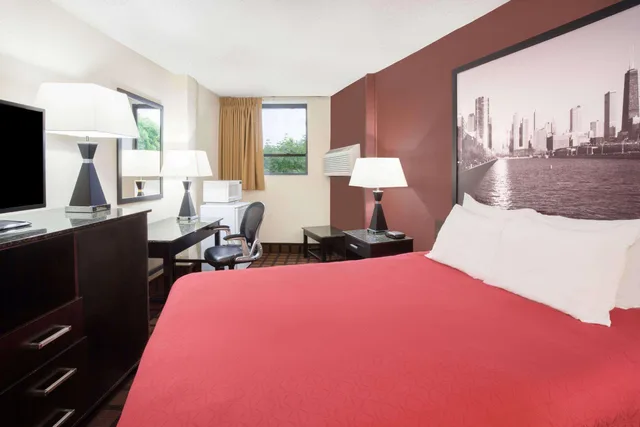 غرفة بسرير كوين للمدخنين، Super 8 By Wyndham Chicago IL 1/1