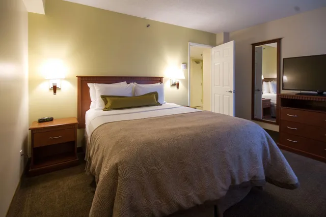 جناح تنفيذي ركني بغرفة نوم واحدة بمطبخ، Hotel Saint Laurent Montreal 1/1