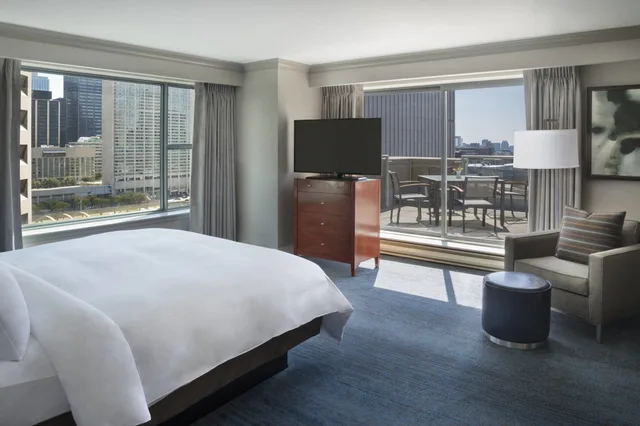 جناح رئاسي بسرير كينج بشرفة بغرفة نوم واحدة مع أريكة، Marriott Eaton Centre Toronto 1/2